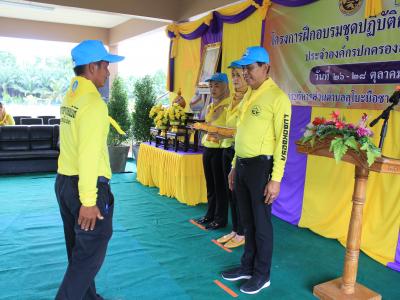 นายกมอบเกียรติบัตรผู้เข้าอบรมจิตอาสาภัยพิบัติ