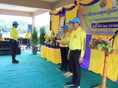 นายกมอบเกียรติบัตรผู้เข้าอบรมจิตอาสาภัยพิบัติ
