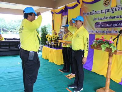 นายกมอบเกียรติบัตรผู้เข้าอบรมจิตอาสาภัยพิบัติ