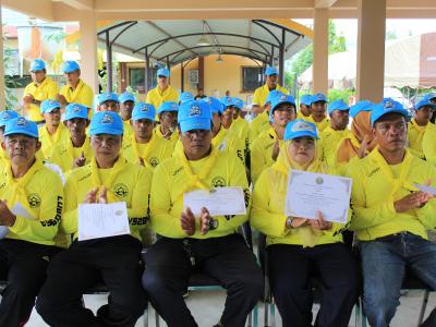 นายกมอบเกียรติบัตรผู้เข้าอบรมจิตอาสาภัยพิบัติ