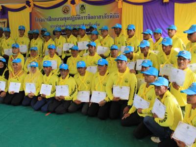 นายกมอบเกียรติบัตรผู้เข้าอบรมจิตอาสาภัยพิบัติ