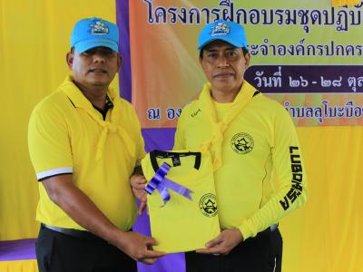 นายกมอบเกียรติบัตรผู้เข้าอบรมจิตอาสาภัยพิบัติ