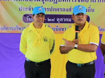 นายกมอบเกียรติบัตรผู้เข้าอบรมจิตอาสาภัยพิบัติ