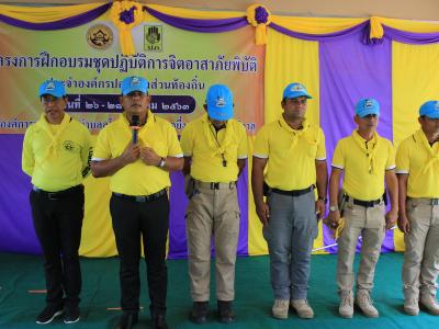 นายกมอบเกียรติบัตรผู้เข้าอบรมจิตอาสาภัยพิบัติ