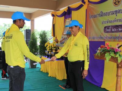 นายกมอบเกียรติบัตรผู้เข้าอบรมจิตอาสาภัยพิบัติ