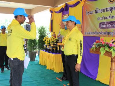 นายกมอบเกียรติบัตรผู้เข้าอบรมจิตอาสาภัยพิบัติ