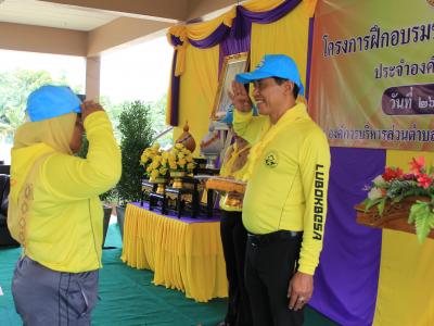 นายกมอบเกียรติบัตรผู้เข้าอบรมจิตอาสาภัยพิบัติ