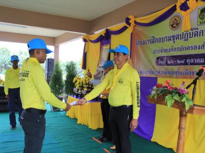 นายกมอบเกียรติบัตรผู้เข้าอบรมจิตอาสาภัยพิบัติ