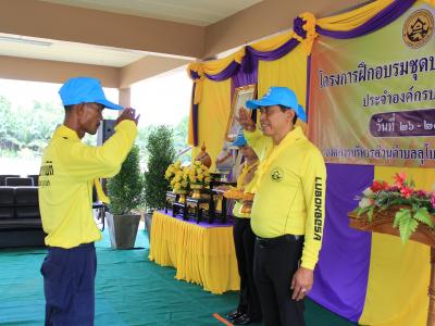 นายกมอบเกียรติบัตรผู้เข้าอบรมจิตอาสาภัยพิบัติ