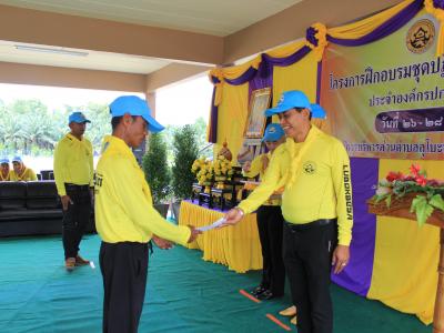 นายกมอบเกียรติบัตรผู้เข้าอบรมจิตอาสาภัยพิบัติ
