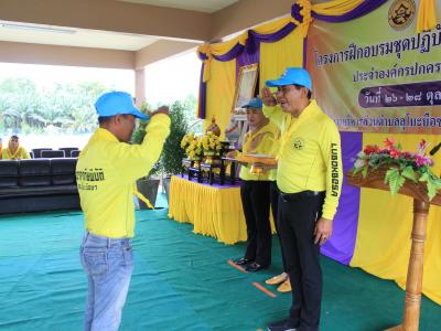 นายกมอบเกียรติบัตรผู้เข้าอบรมจิตอาสาภัยพิบัติ