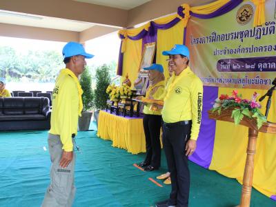 นายกมอบเกียรติบัตรผู้เข้าอบรมจิตอาสาภัยพิบัติ