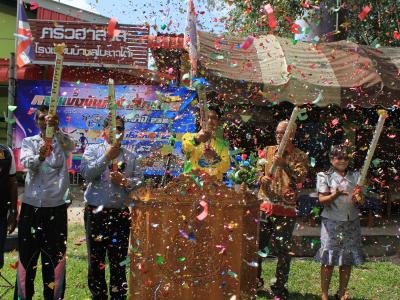 นายกเป็นประธานพิธีเปิดกีฬาสีภายในของโรงเรียนบ้านลุโบะดาโต๊ะ