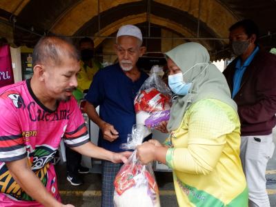 แจกถุงยังชีพ