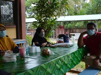 นายกพบปะชาวบ้านทีกักตัวที่ศูนย์ LQ ประจำตำบลลุโบะบือซา