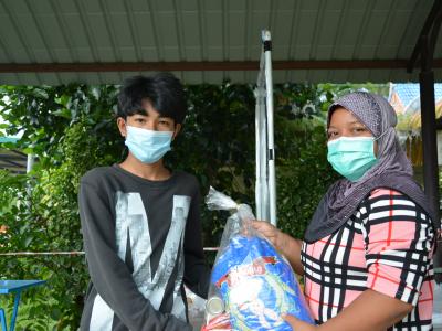 นายกพบปะชาวบ้านทีกักตัวที่ศูนย์ LQ ประจำตำบลลุโบะบือซา