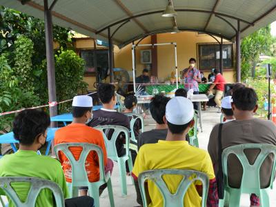 นายกพบปะชาวบ้านทีกักตัวที่ศูนย์ LQ ประจำตำบลลุโบะบือซา