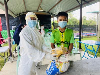 นายกพบปะชาวบ้านทีกักตัวที่ศูนย์ LQ ประจำตำบลลุโบะบือซา