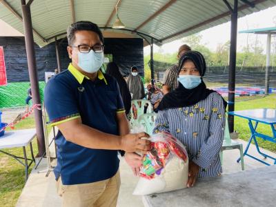 นายกพบปะชาวบ้านทีกักตัวที่ศูนย์ LQ ประจำตำบลลุโบะบือซา
