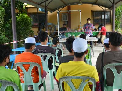 นายกพบปะชาวบ้านทีกักตัวที่ศูนย์ LQ ประจำตำบลลุโบะบือซา