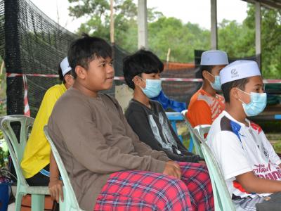 นายกพบปะชาวบ้านทีกักตัวที่ศูนย์ LQ ประจำตำบลลุโบะบือซา