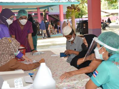 กิจกรรมฉีดวัคซีนเชิงรุกผู้สูงอายุ60ปีและกลุ่ม7โร คณโรงเรียนกาแร