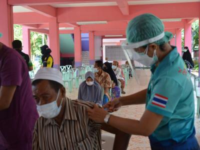 กิจกรรมฉีดวัคซีนเชิงรุกผู้สูงอายุ60ปีและกลุ่ม7โร คณโรงเรียนกาแร