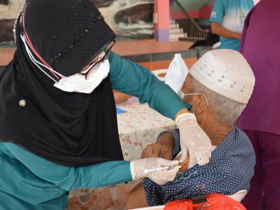 กิจกรรมฉีดวัคซีนเชิงรุกผู้สูงอายุ60ปีและกลุ่ม7โร คณโรงเรียนกาแร