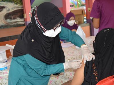 กิจกรรมฉีดวัคซีนเชิงรุกผู้สูงอายุ60ปีและกลุ่ม7โร คณโรงเรียนกาแร