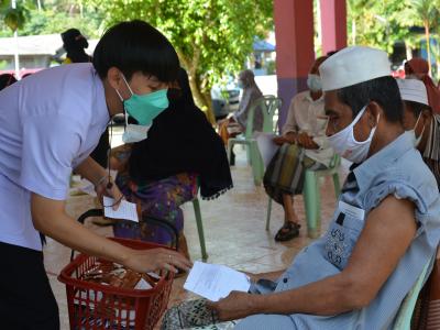 กิจกรรมฉีดวัคซีนเชิงรุกผู้สูงอายุ60ปีและกลุ่ม7โร คณโรงเรียนกาแร