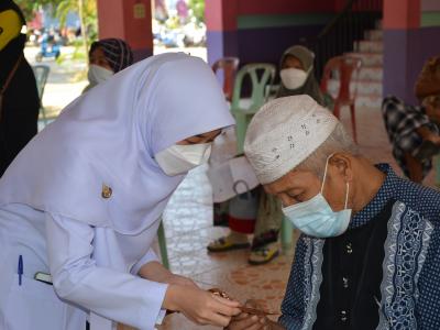 กิจกรรมฉีดวัคซีนเชิงรุกผู้สูงอายุ60ปีและกลุ่ม7โร คณโรงเรียนกาแร