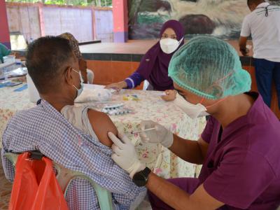 กิจกรรมฉีดวัคซีนเชิงรุกผู้สูงอายุ60ปีและกลุ่ม7โร คณโรงเรียนกาแร