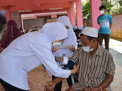 กิจกรรมฉีดวัคซีนเชิงรุกผู้สูงอายุ60ปีและกลุ่ม7โร คณโรงเรียนกาแร
