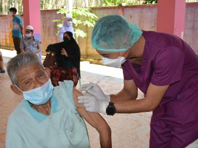 กิจกรรมฉีดวัคซีนเชิงรุกผู้สูงอายุ60ปีและกลุ่ม7โร คณโรงเรียนกาแร