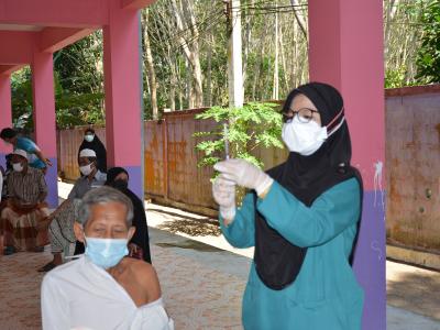 กิจกรรมฉีดวัคซีนเชิงรุกผู้สูงอายุ60ปีและกลุ่ม7โร คณโรงเรียนกาแร