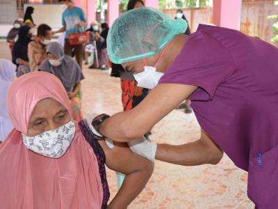 กิจกรรมฉีดวัคซีนเชิงรุกผู้สูงอายุ60ปีและกลุ่ม7โร คณโรงเรียนกาแร