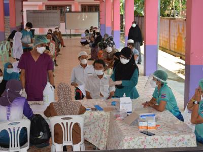 กิจกรรมฉีดวัคซีนเชิงรุกผู้สูงอายุ60ปีและกลุ่ม7โร คณโรงเรียนกาแร