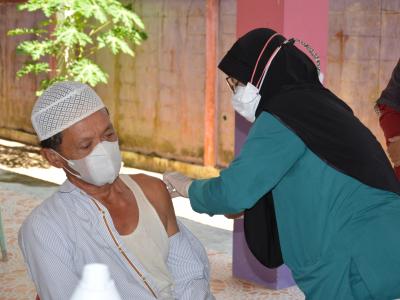 กิจกรรมฉีดวัคซีนเชิงรุกผู้สูงอายุ60ปีและกลุ่ม7โร คณโรงเรียนกาแร