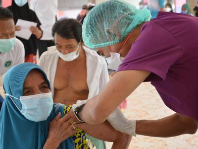 กิจกรรมฉีดวัคซีนเชิงรุกผู้สูงอายุ60ปีและกลุ่ม7โร คณโรงเรียนกาแร