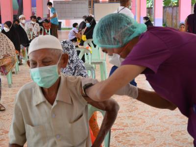 กิจกรรมฉีดวัคซีนเชิงรุกผู้สูงอายุ60ปีและกลุ่ม7โร คณโรงเรียนกาแร