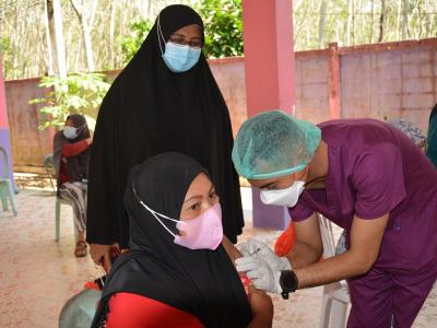 กิจกรรมฉีดวัคซีนเชิงรุกผู้สูงอายุ60ปีและกลุ่ม7โร คณโรงเรียนกาแร