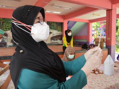 กิจกรรมฉีดวัคซีนเชิงรุกผู้สูงอายุ60ปีและกลุ่ม7โร คณโรงเรียนกาแร