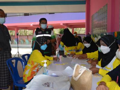 กิจกรรมฉีดวัคซีนเชิงรุกผู้สูงอายุ60ปีและกลุ่ม7โร คณโรงเรียนกาแร