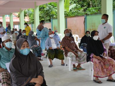 กิจกรรมฉีดวัคซีนเชิงรุกผู้สูงอายุ60ปีและกลุ่ม7โรค ณ ร.ร.ดาโต๊ะ