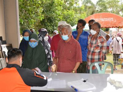 รับถุงยังชีพผู้ได้รับผลกระทบจากการแพร่ระบาดโรคโควิด 19