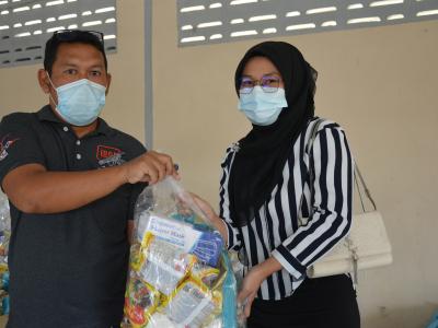 รับถุงยังชีพผู้ได้รับผลกระทบจากการแพร่ระบาดโรคโควิด 19