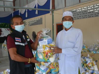 รับถุงยังชีพผู้ได้รับผลกระทบจากการแพร่ระบาดโรคโควิด 19