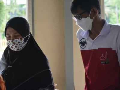 รับถุงยังชีพผู้ได้รับผลกระทบจากการแพร่ระบาดโรคโควิด 19