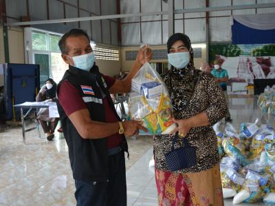 รับถุงยังชีพผู้ได้รับผลกระทบจากการแพร่ระบาดโรคโควิด 19