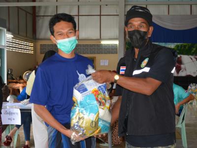 รับถุงยังชีพผู้ได้รับผลกระทบจากการแพร่ระบาดโรคโควิด 19